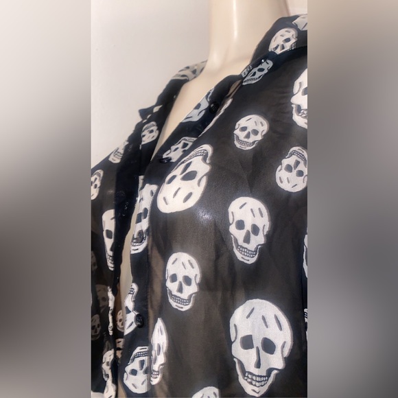 Edgy chic! Skull sheer button down blouse - Picture 3 of 4